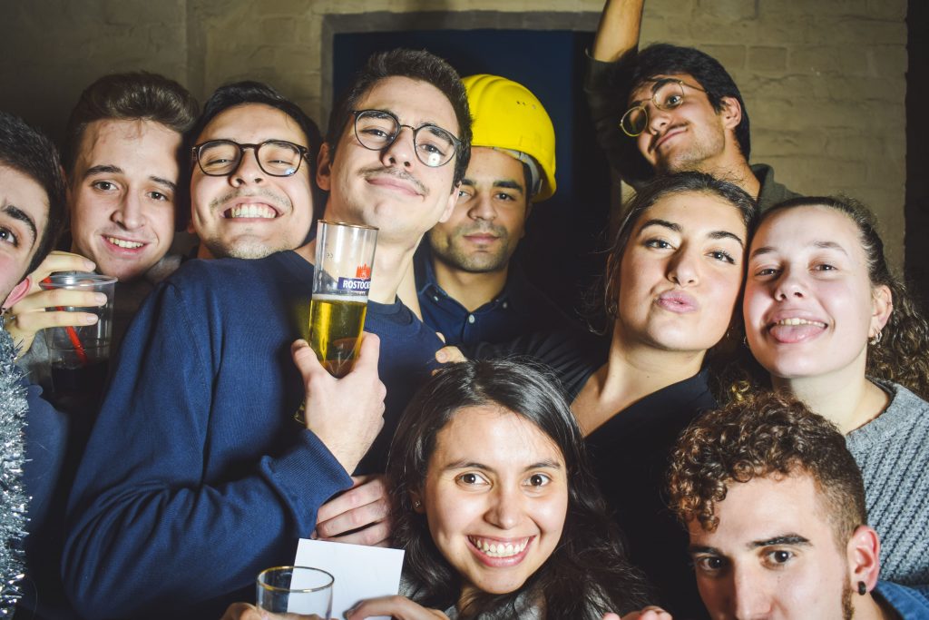 Junge Gruppe feiert mit der Fotobox auf dem Abiball