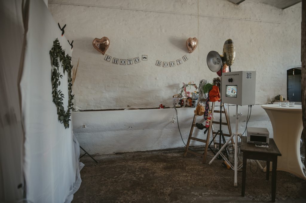 Aufgebaute Fotobox mit Hintergrundsystem in einer Location bei Rostock
