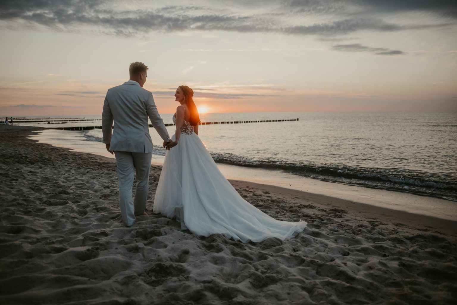 Brautpaar am Strand von Kühlungsborn im Abendlicht