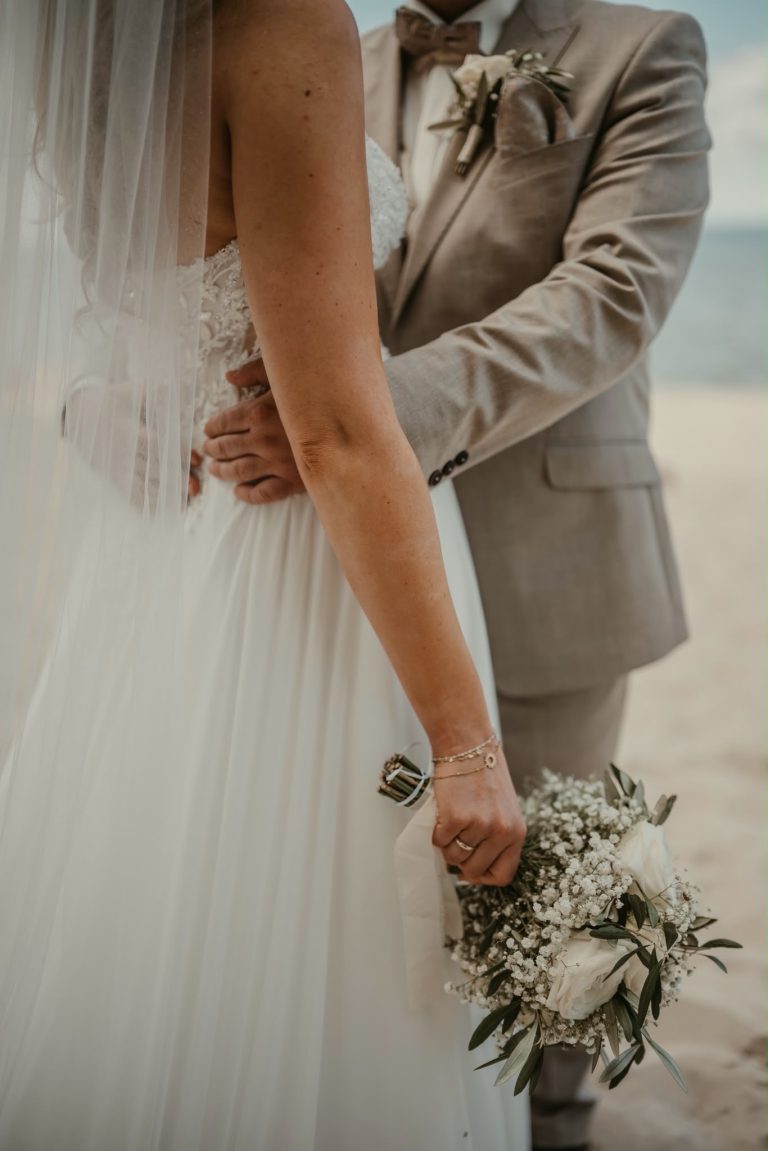 Brautpaar mit Brautstrauß, Hochzeit in Greifswald