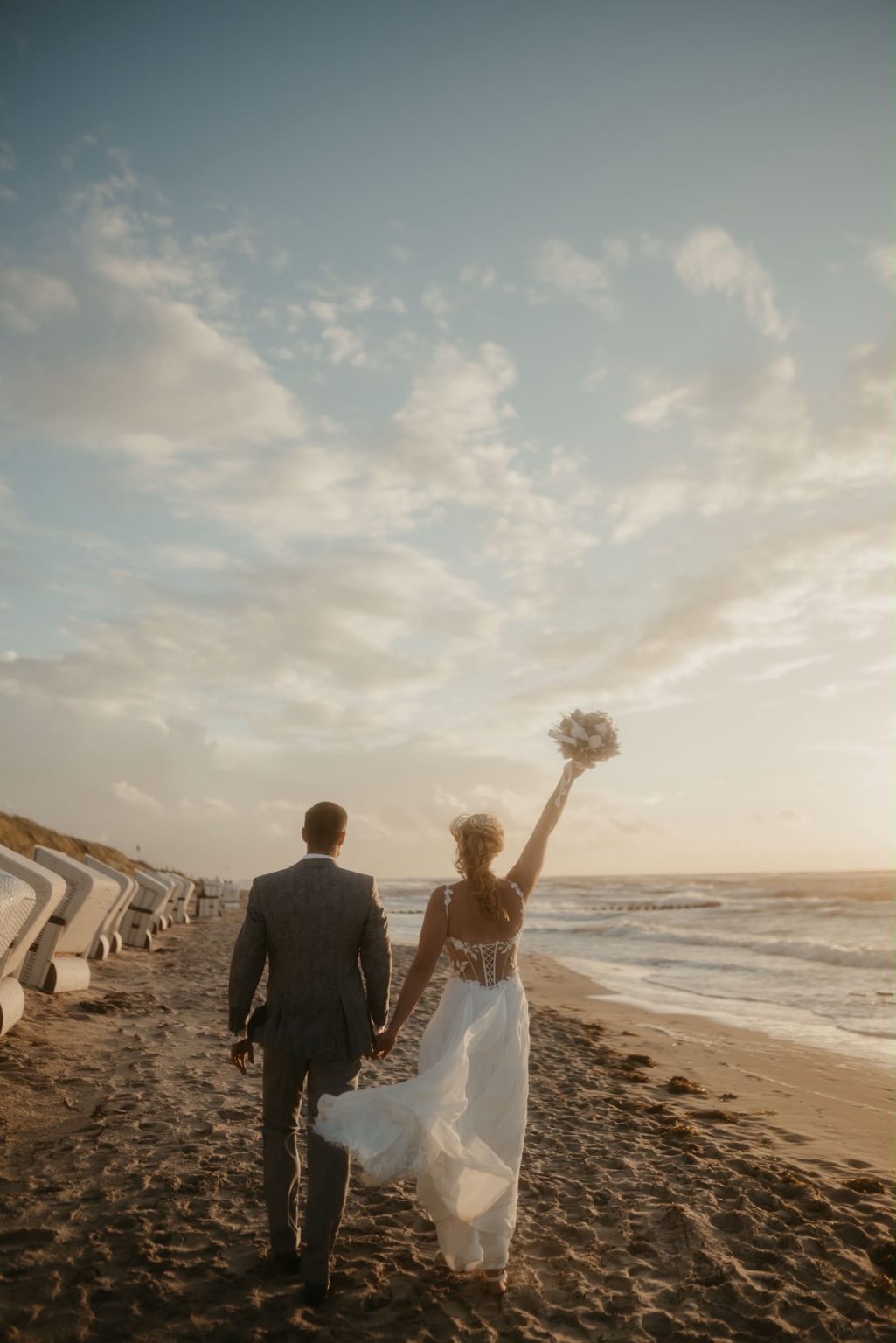 Brautpaar am Strand von Ahrenshoop bei Sonnenuntergang
