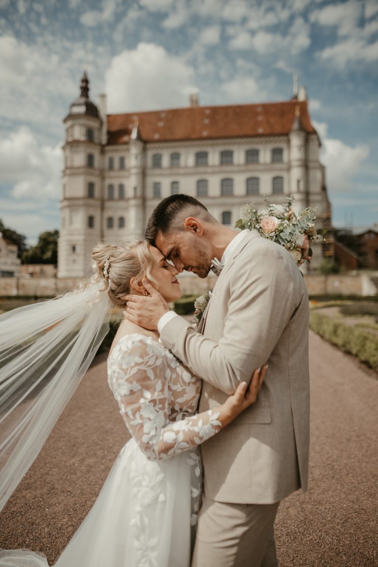 Brautpaar vor dem Schloss Güstrow