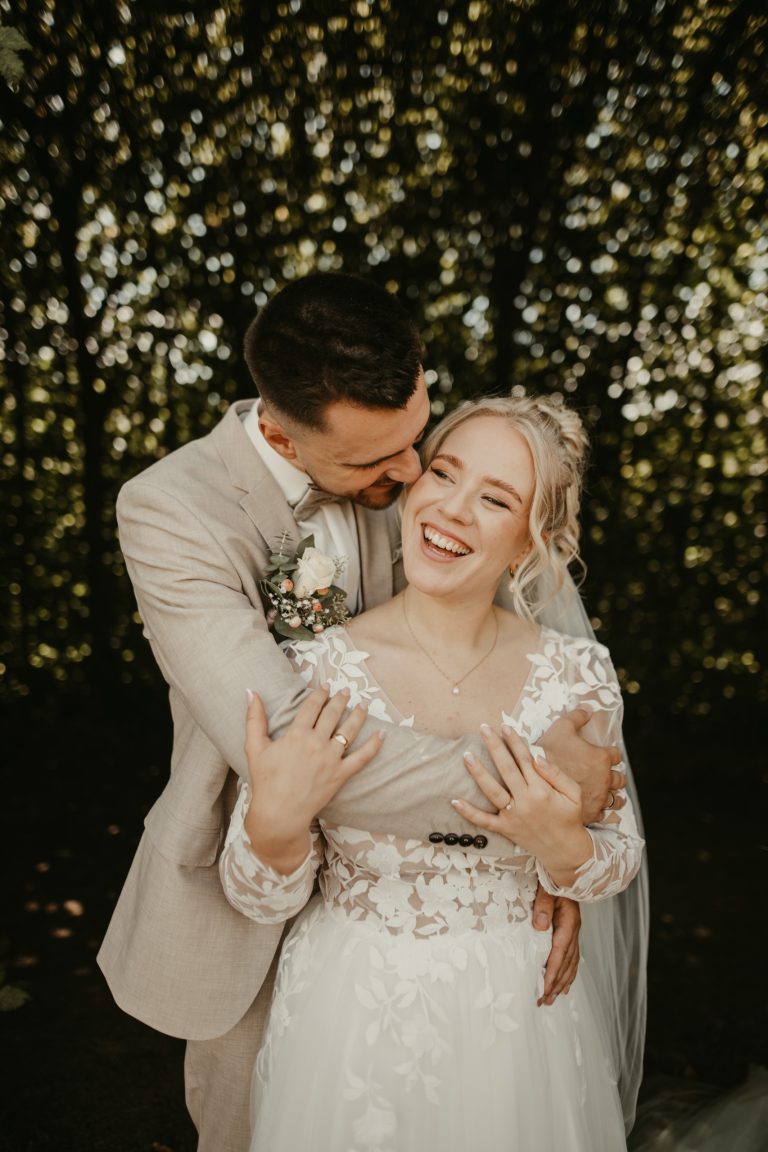 Brautpaar lacht, Hochzeit in Kühlungsborn