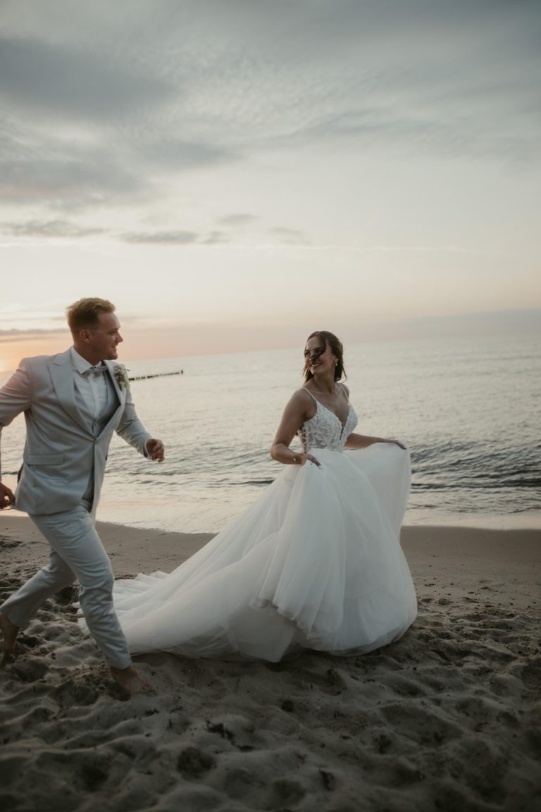 Brautpaar tanzt am Strand von Kühlungsborn