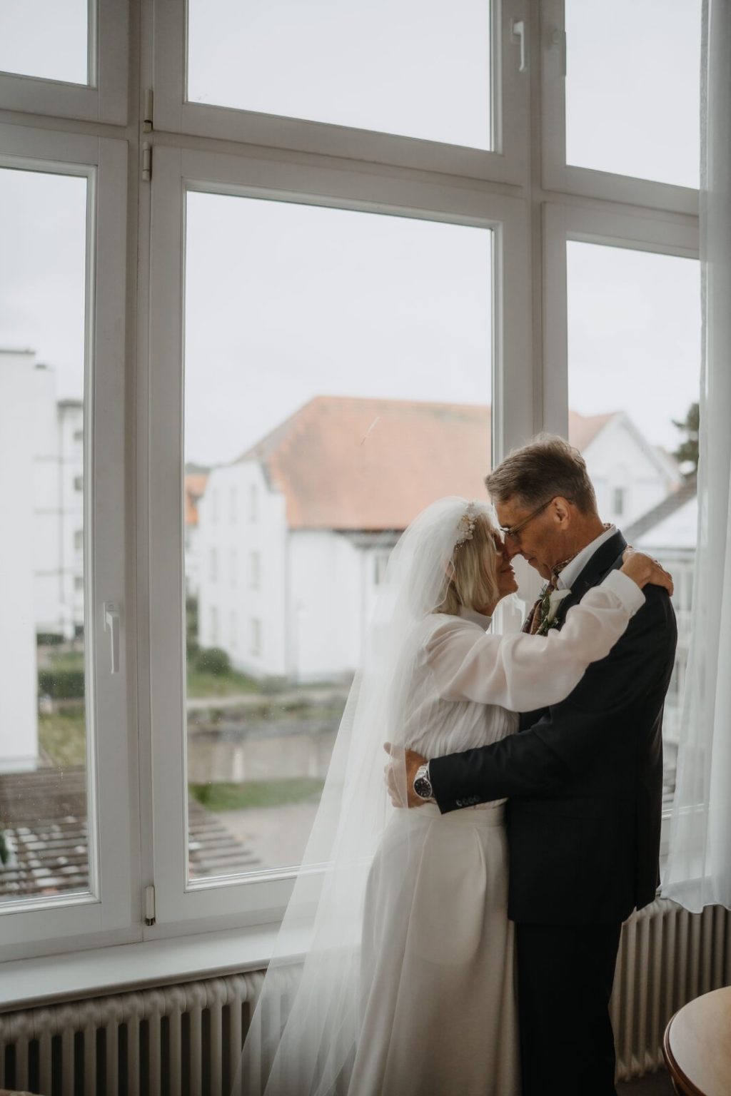 Brautpaar am Fenster im Grand Hotel Binz