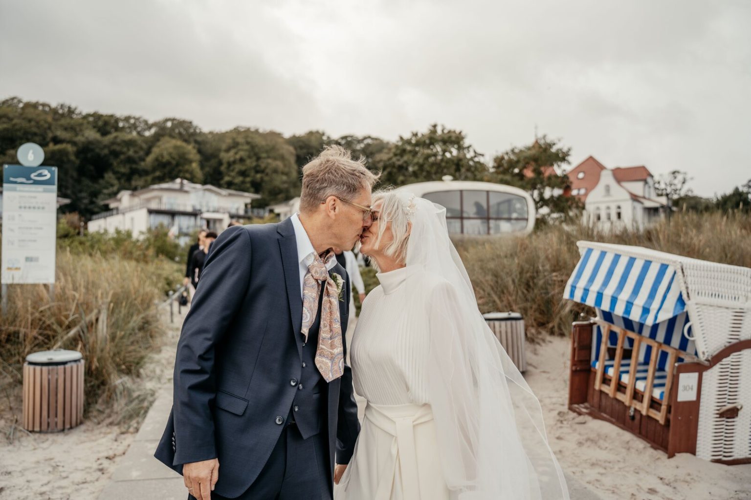 Brautpaar küsst sich nach der Trauung an der Strandpromenade in Binz