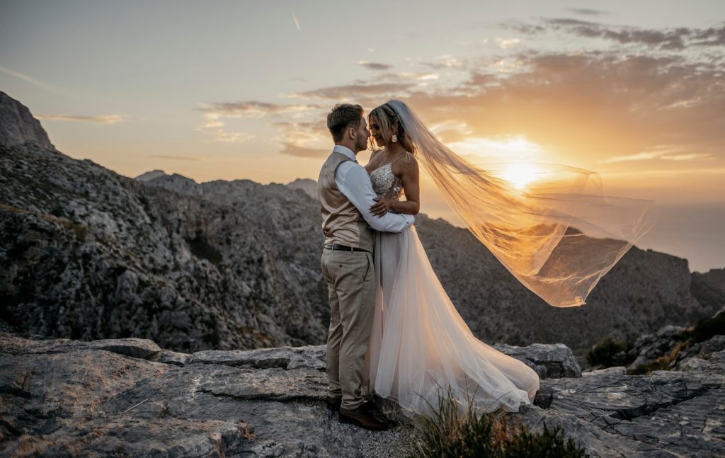 Brautpaar zum Sonnenuntergang in der Serra de Tramuntana