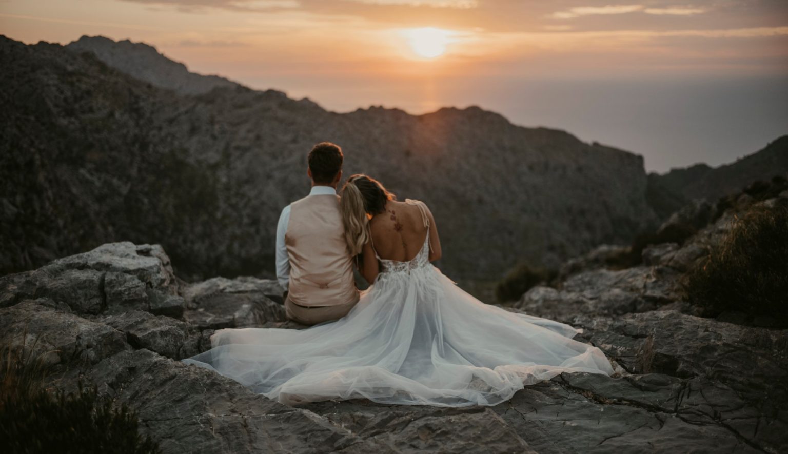 Brautpaar auf den Felsen im Sonnenuntergang über Mallorca