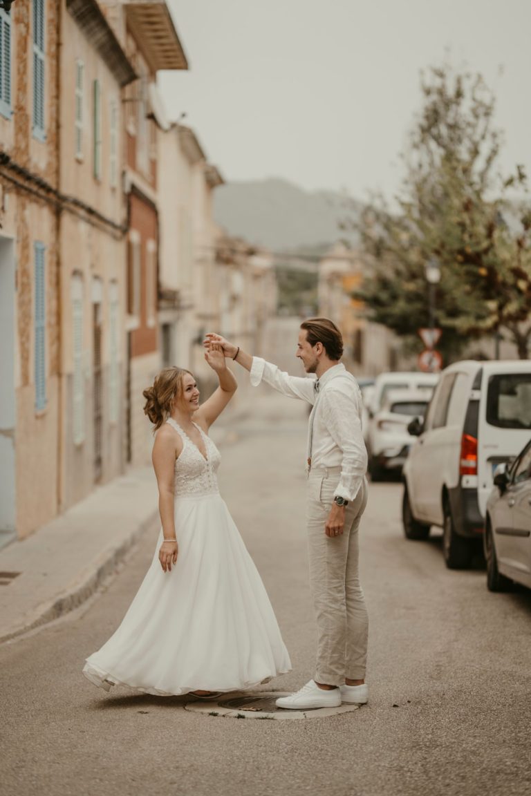 Brautpaar in einer bunten Gasse in Camp Redó bei Manacor