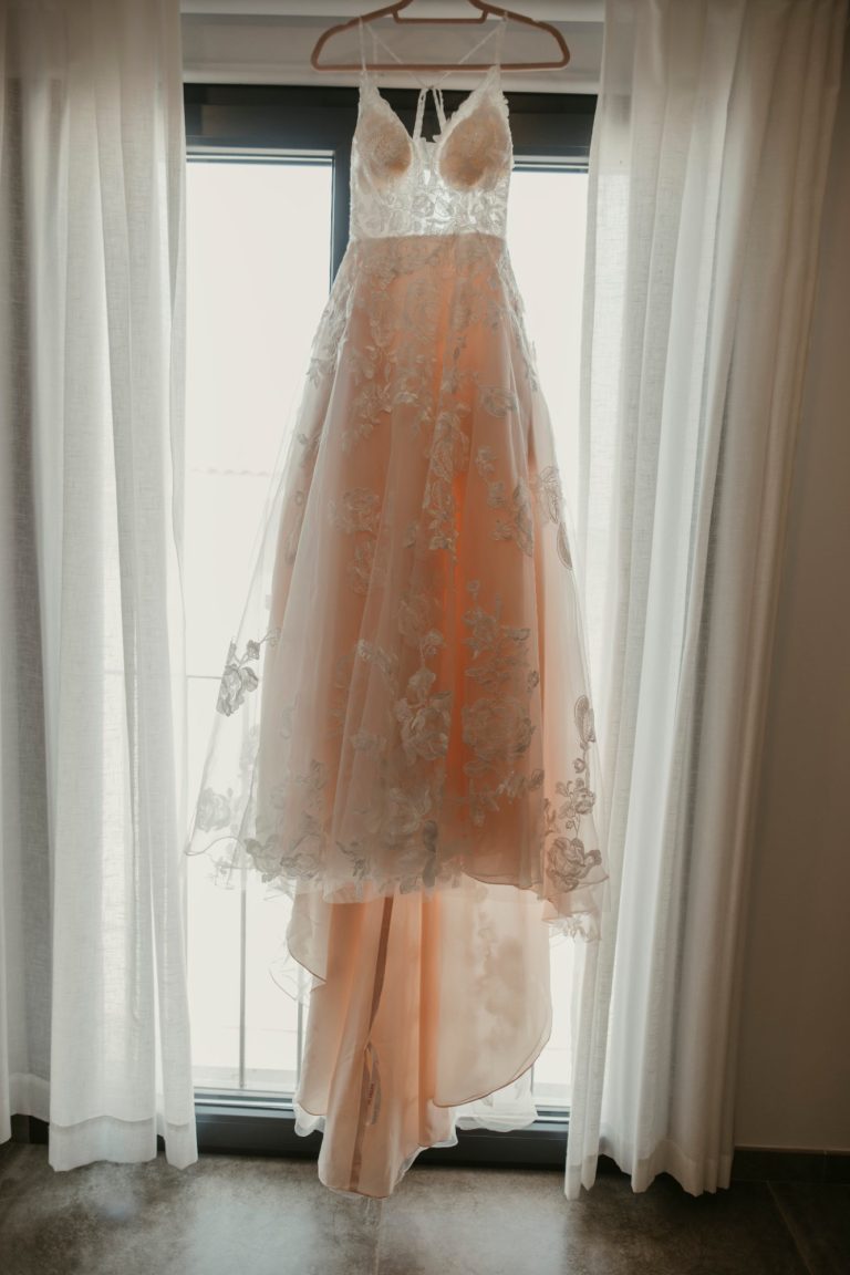 Brautkleid am Fenster beim Getting Ready auf Mallorca