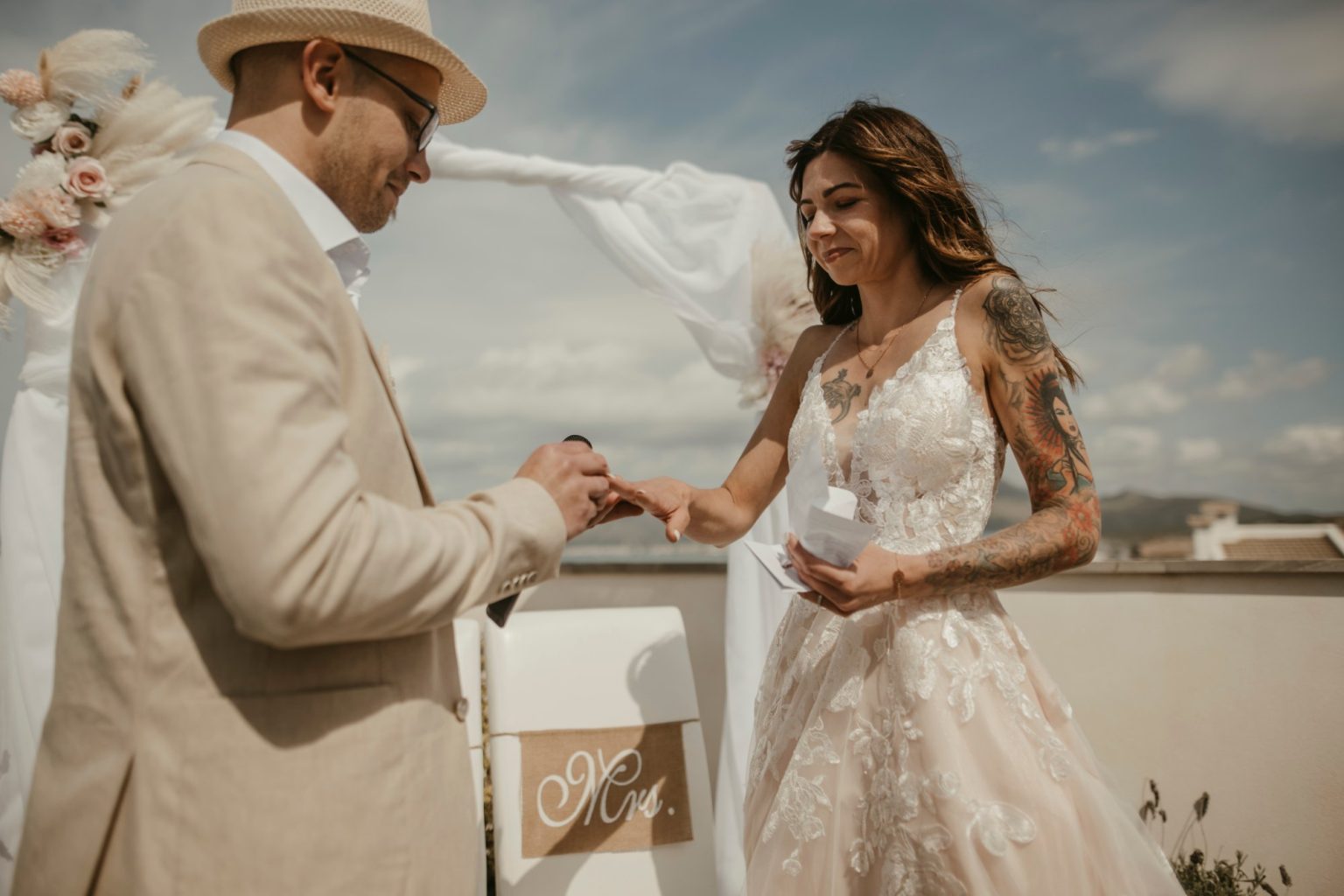 Ringtausch bei der Hochzeit am Meer auf Mallorca