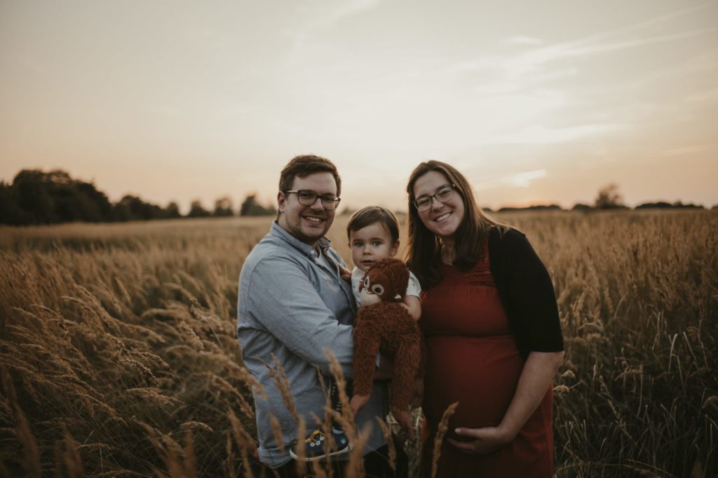 Familie mit Kleinkind im Feld bei Sonnenuntergang – Familienfotos in Rostock