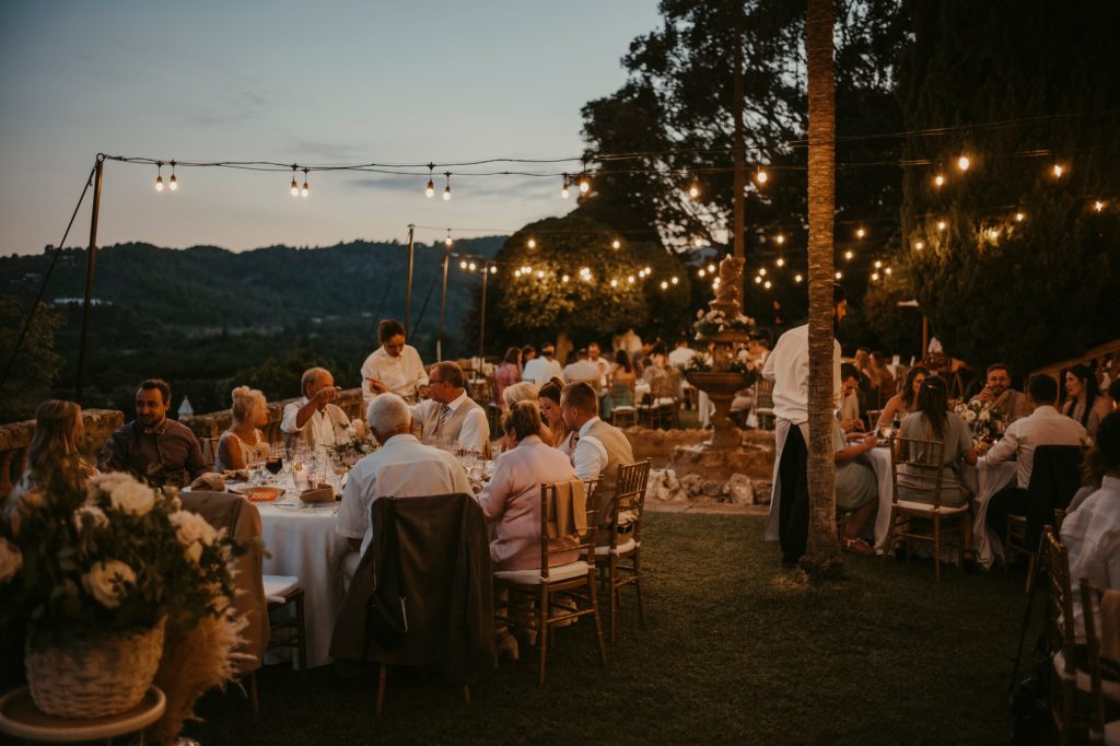 Hochzeitsdinner unter freiem Himmel in der Abenddämmerung auf Mallorca