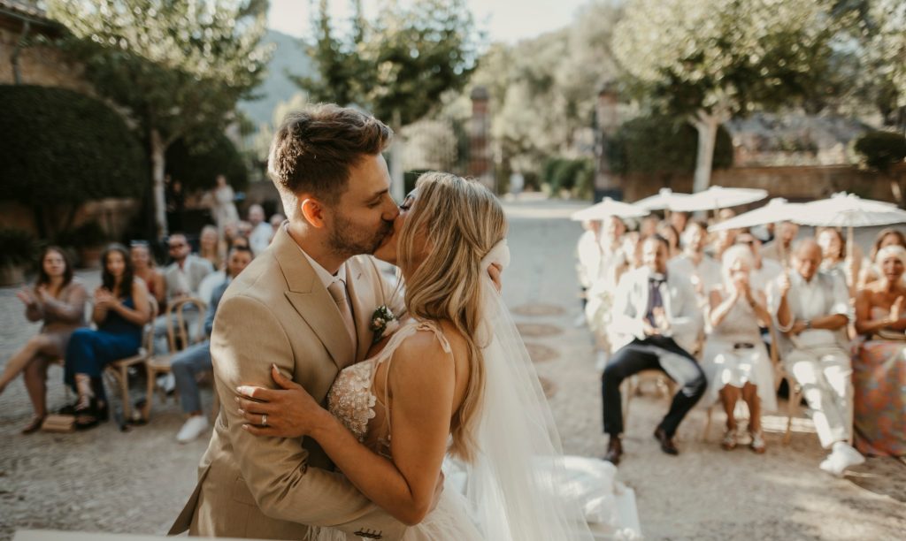 Kuss nach dem Ja-Wort bei der Hochzeit auf der Finca Son Togores