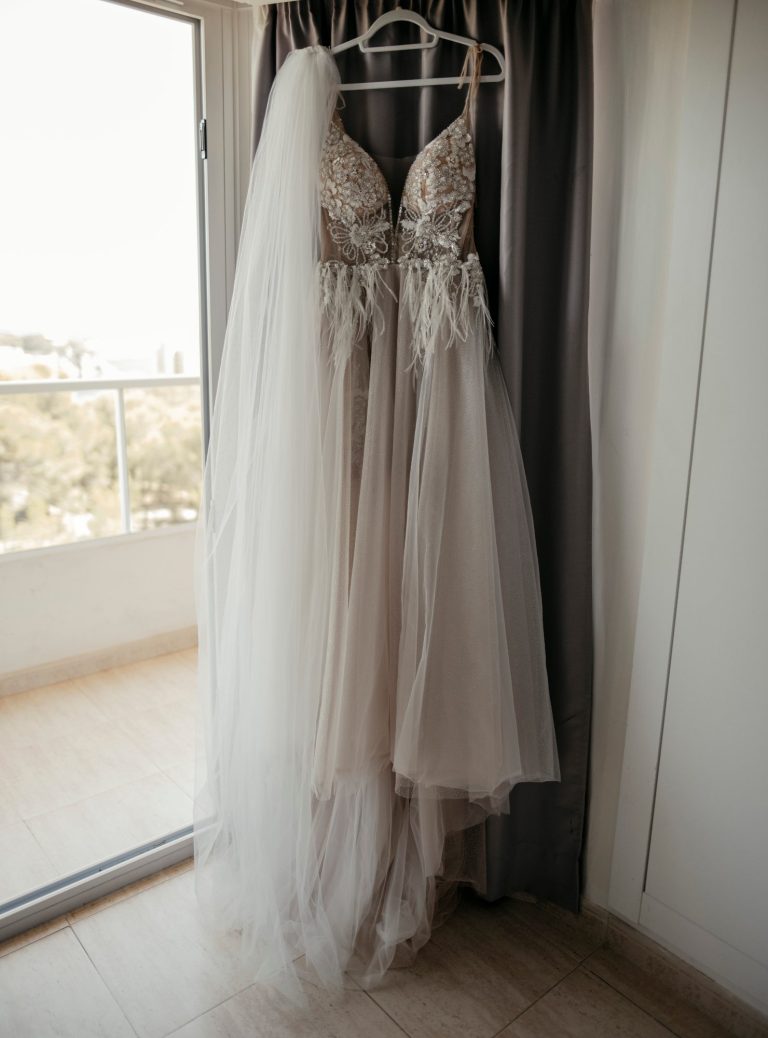 Brautkleid am Fenster beim Getting Ready auf Mallorca