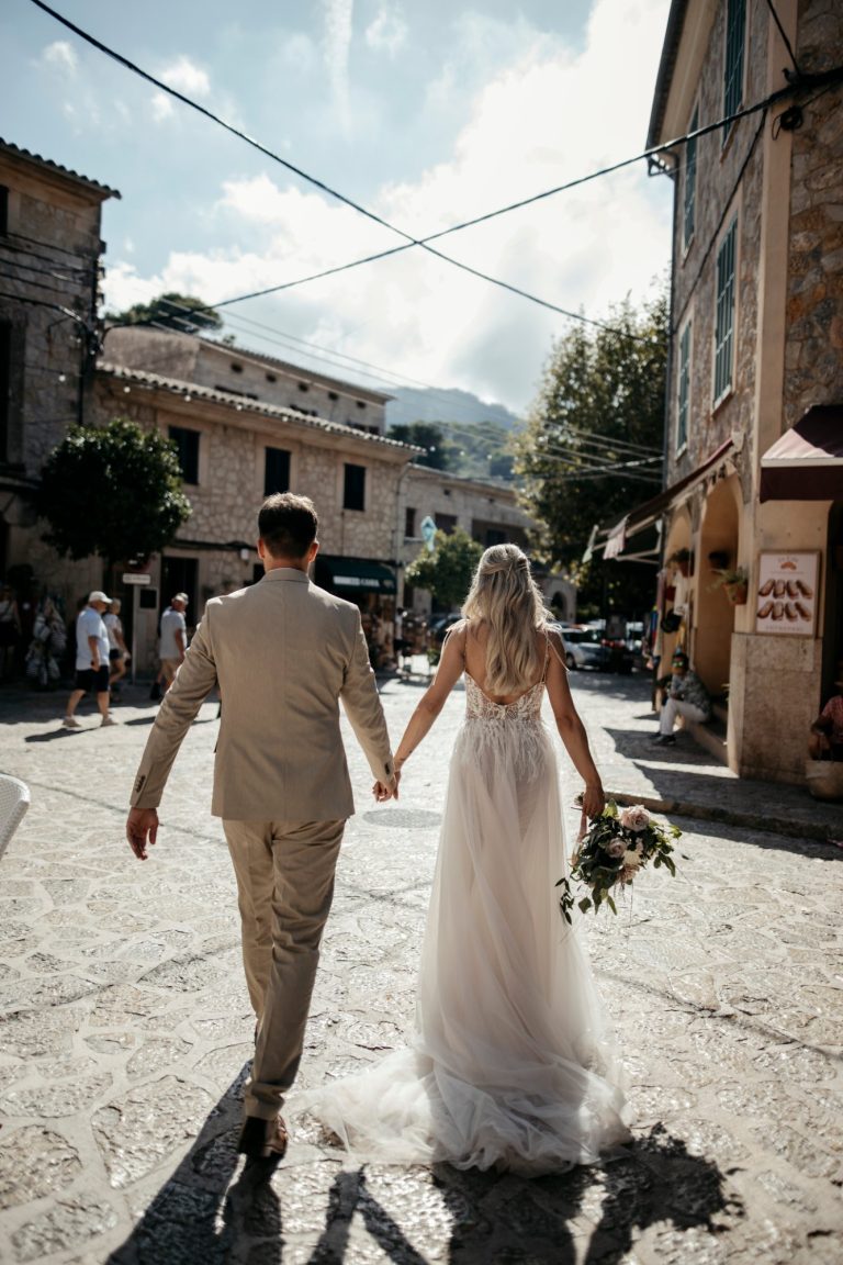 Brautpaar Hand in Hand in einer Dorfgasse auf Mallorca