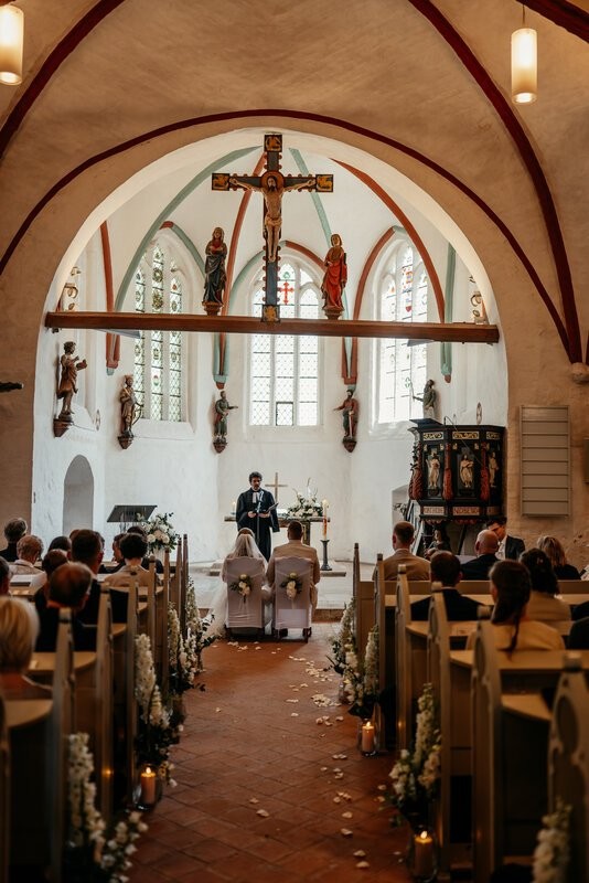 Geschmückte Kirche in Kühlungsborn zur Trauung