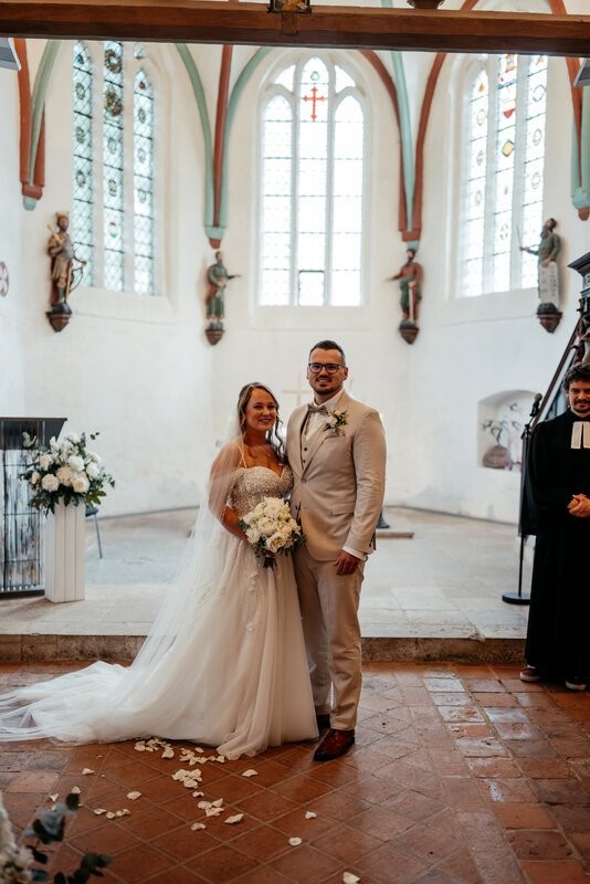 Brautpaar nach der Trauung am Altar in Kühlungsborn