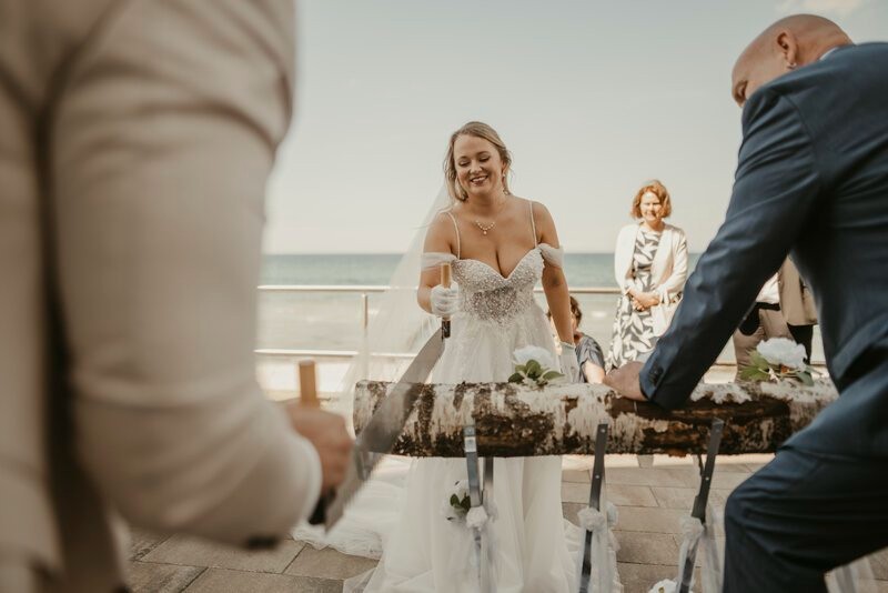 Baumstammsägen bei der Hochzeit im meergut Kühlungsborn