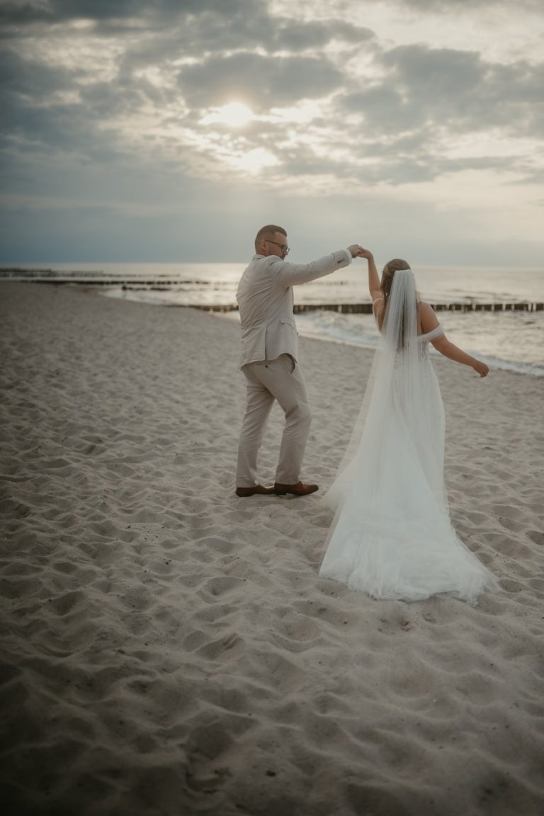Brautpaar im Abendlicht am Strand von Kühlungsborn