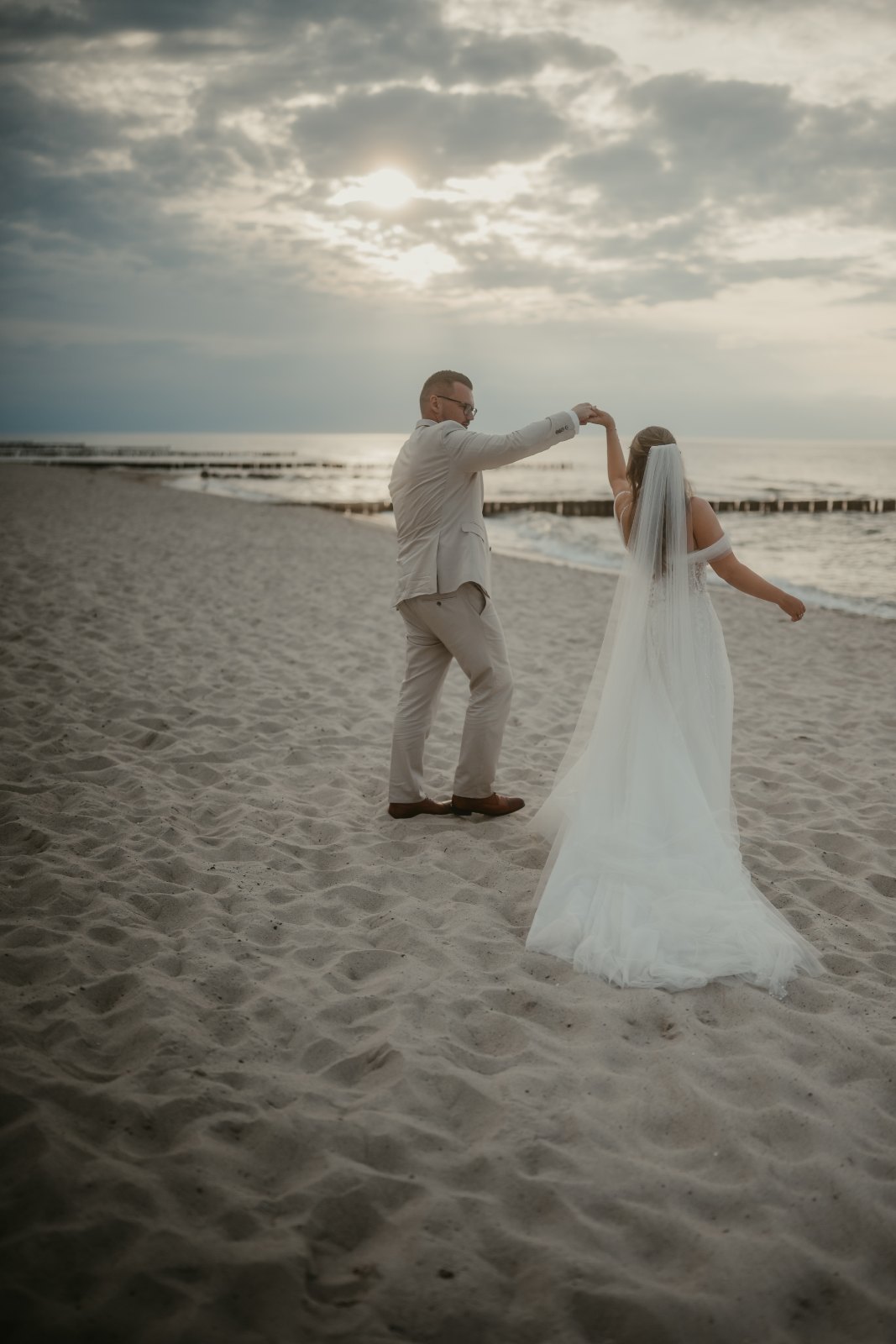Brautpaar im Abendlicht am Strand von Kühlungsborn