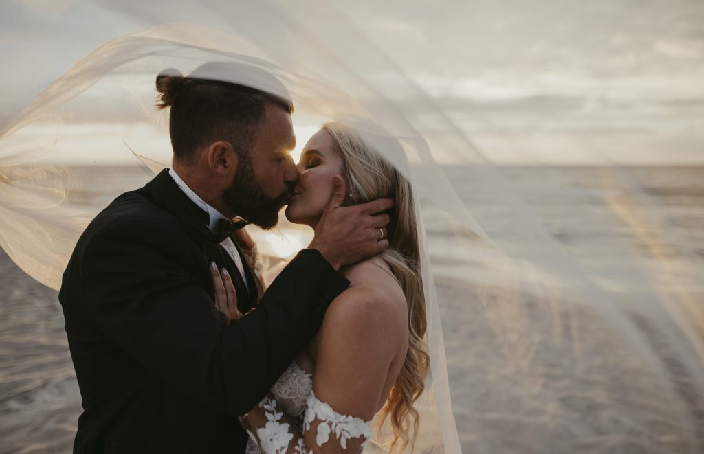 Brautpaar bei der Hochzeit im meergut Kühlungsborn an der Ostsee