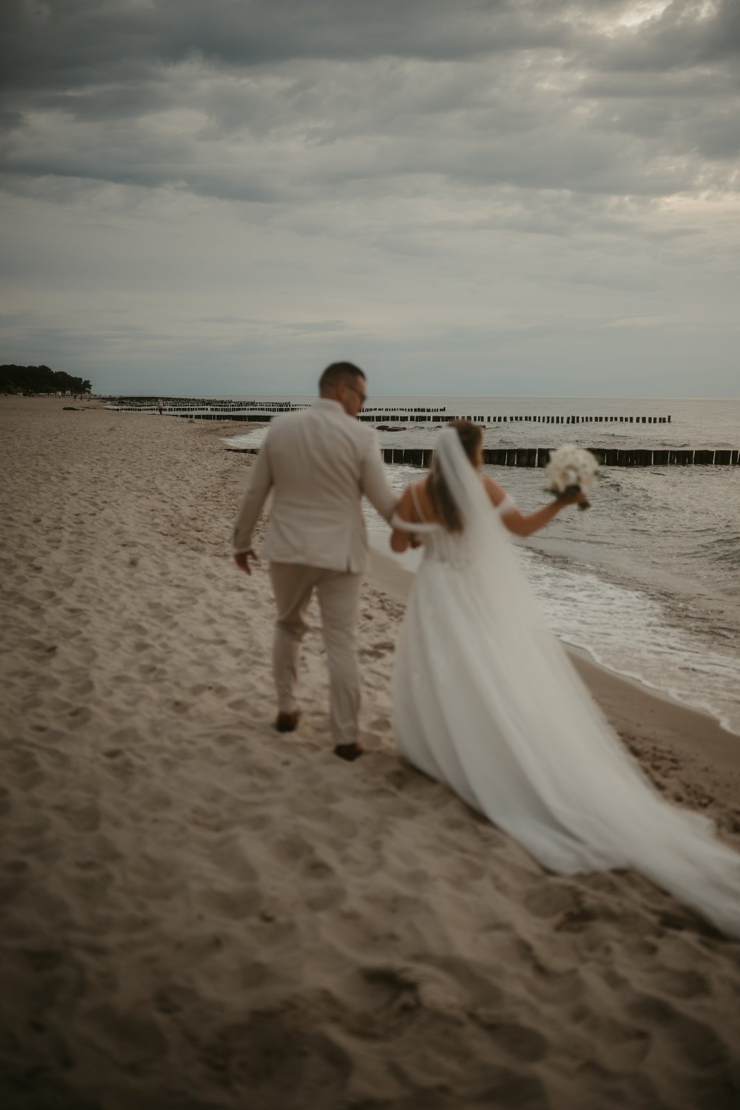 Brautpaar spaziert am Abend am Strand von Kühlungsborn