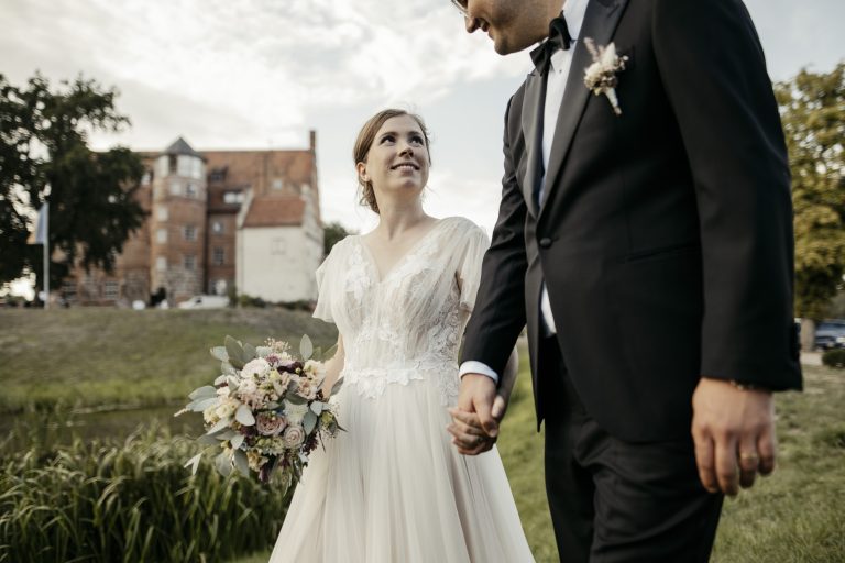 Braut lacht, Hochzeit auf Schloss Ulrichshusen