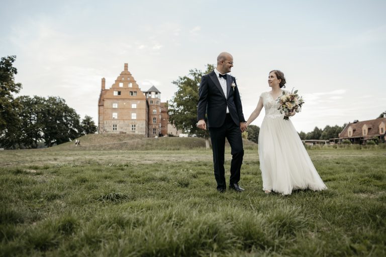 Brautpaar auf der Wiese vor Schloss Ulrichshusen