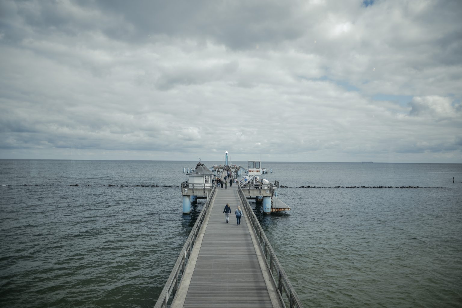 Steg der Seebrücke Sellin über der Ostsee von oben