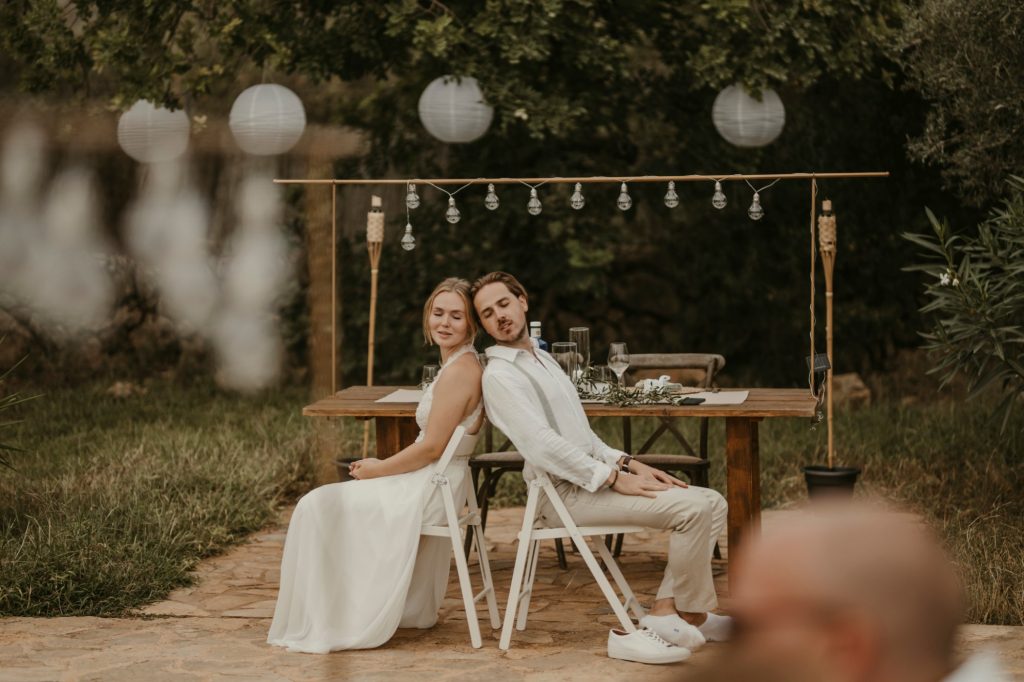 Brautpaar an der Hochzeitstafel unter freiem Himmel auf Mallorca