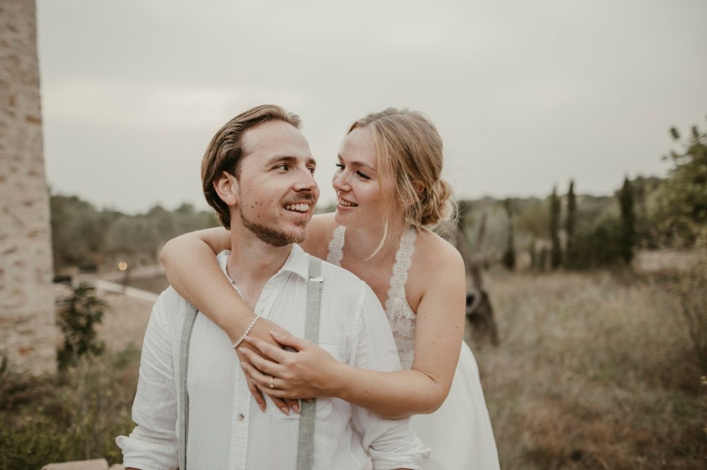 Lachendes Brautpaar in inniger Umarmung auf Mallorca