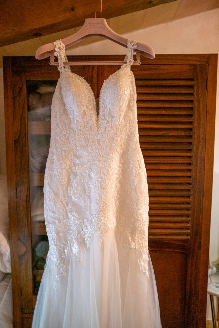 Brautkleid an einer Holztür auf einer Finca auf Mallorca