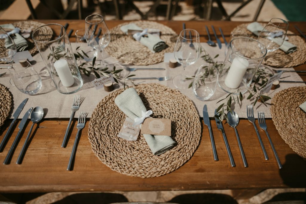 Rustikale Tischdeko für eine Hochzeit in Weiß auf Mallorca