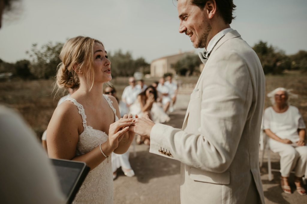 Ringtausch bei der Hochzeit in Weiß auf Mallorca