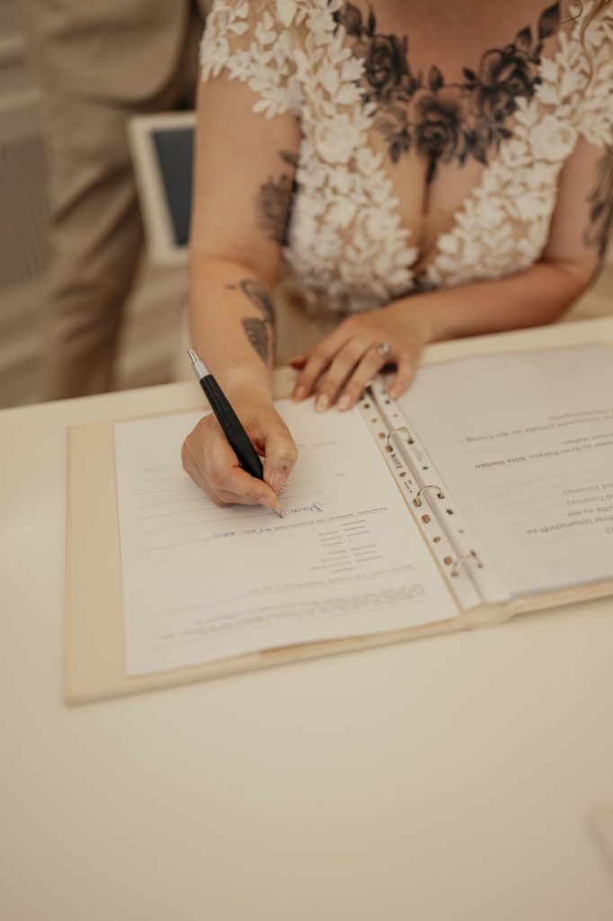 Braut unterschreibt die Niederschrift bei der standesamtlichen Trauung in Rostock